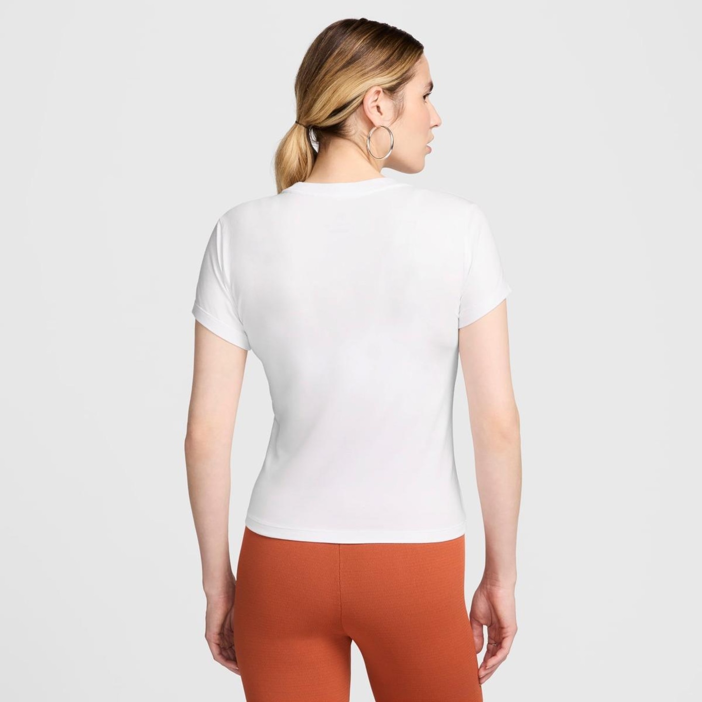 Camiseta Nike Sportswear Chill Knit Feminina - Foto 2