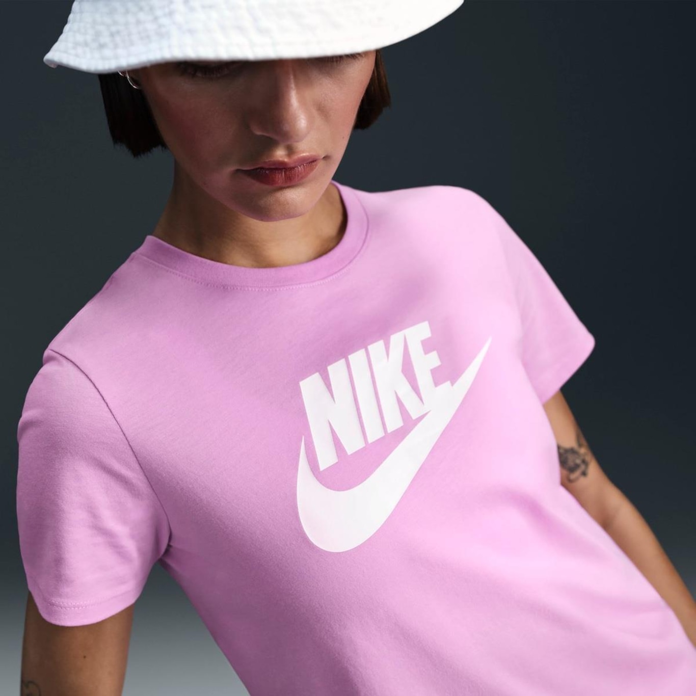 Camiseta Nike Sportswear Essentials Feminina - Foto 1