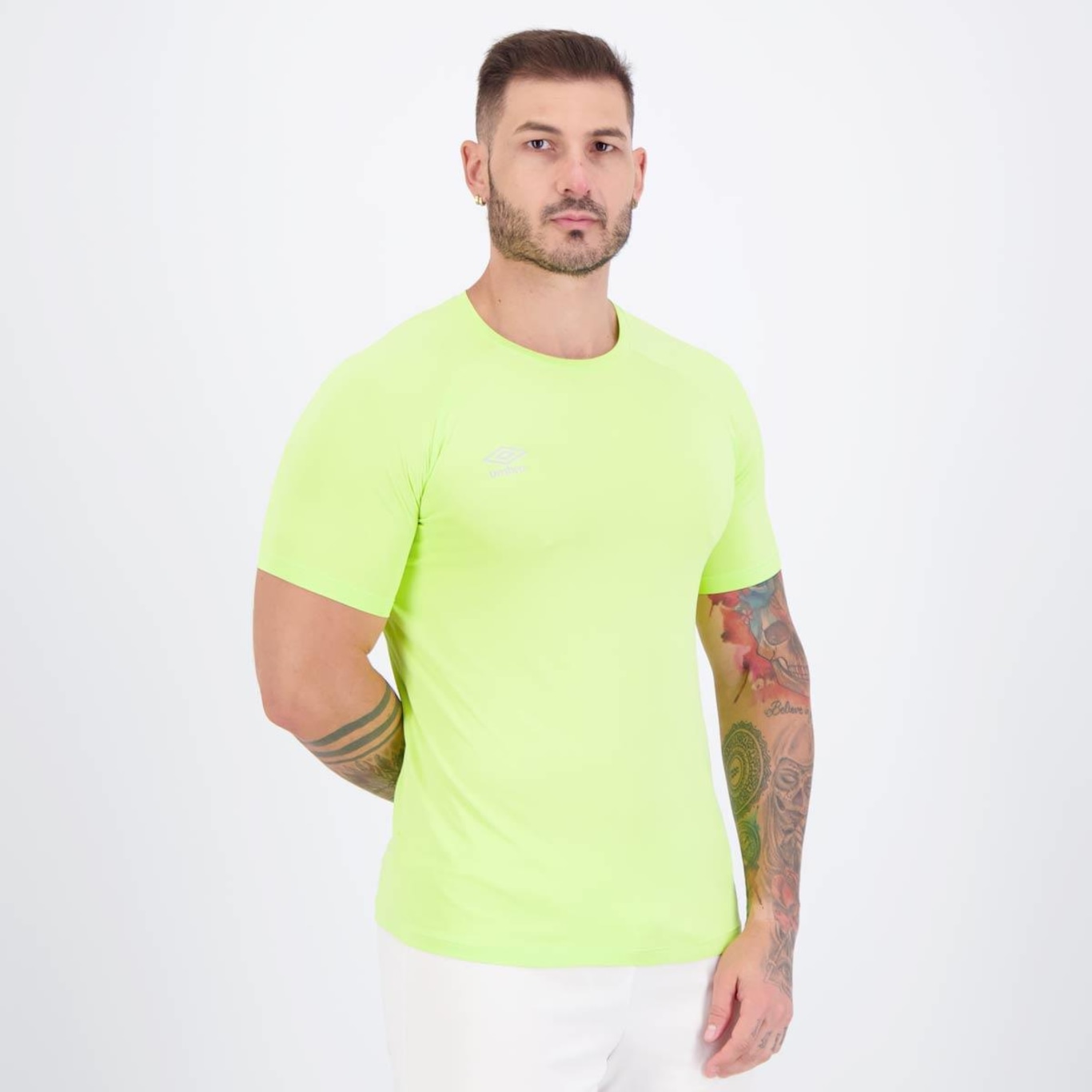 Camiseta Umbro Essential II - Masculina - Foto 2