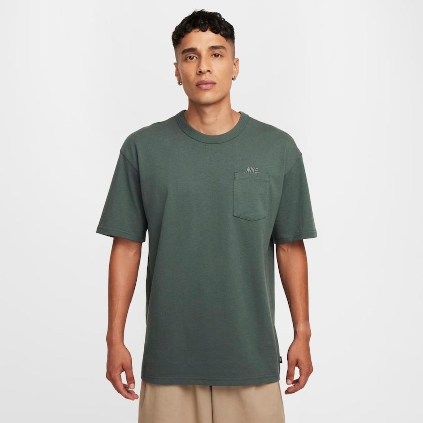 Camiseta Nike Sportswear Essential - Masculina - Foto 1