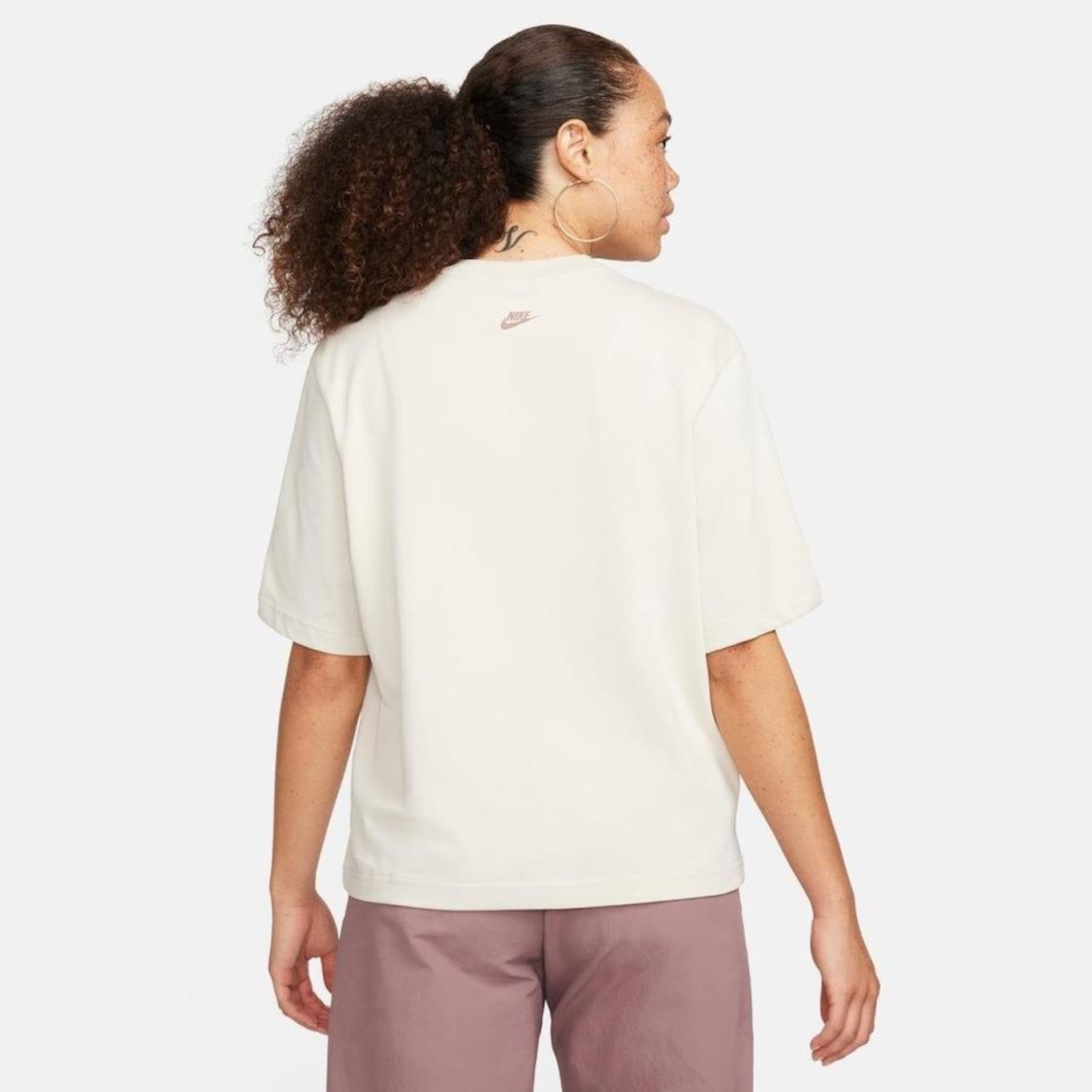 Camiseta Nike Sportswear Boxy Campus - Feminina - Foto 2