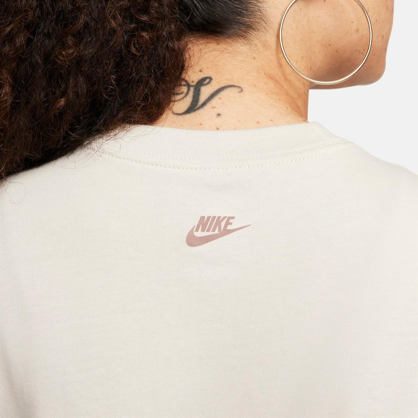 Camiseta Nike Sportswear Boxy Campus - Feminina - Foto 5