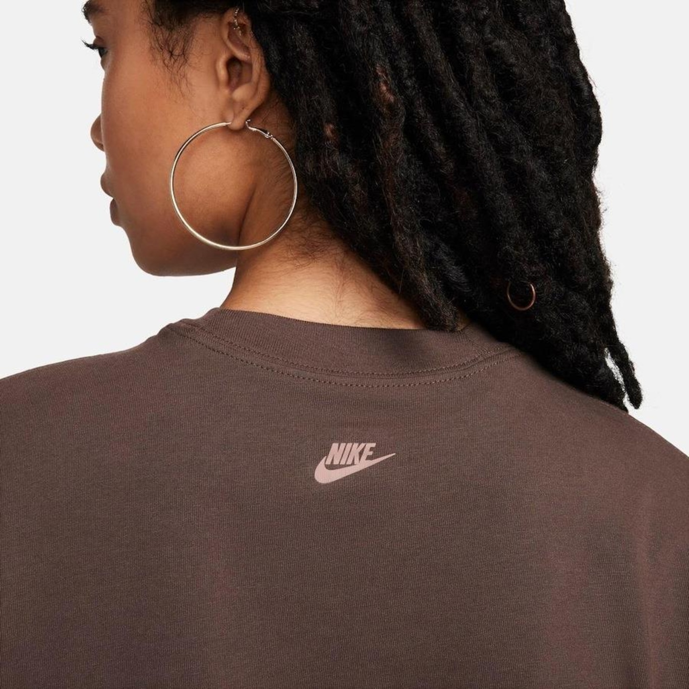 Camiseta Nike Sportswear Boxy Campus - Feminina - Foto 5