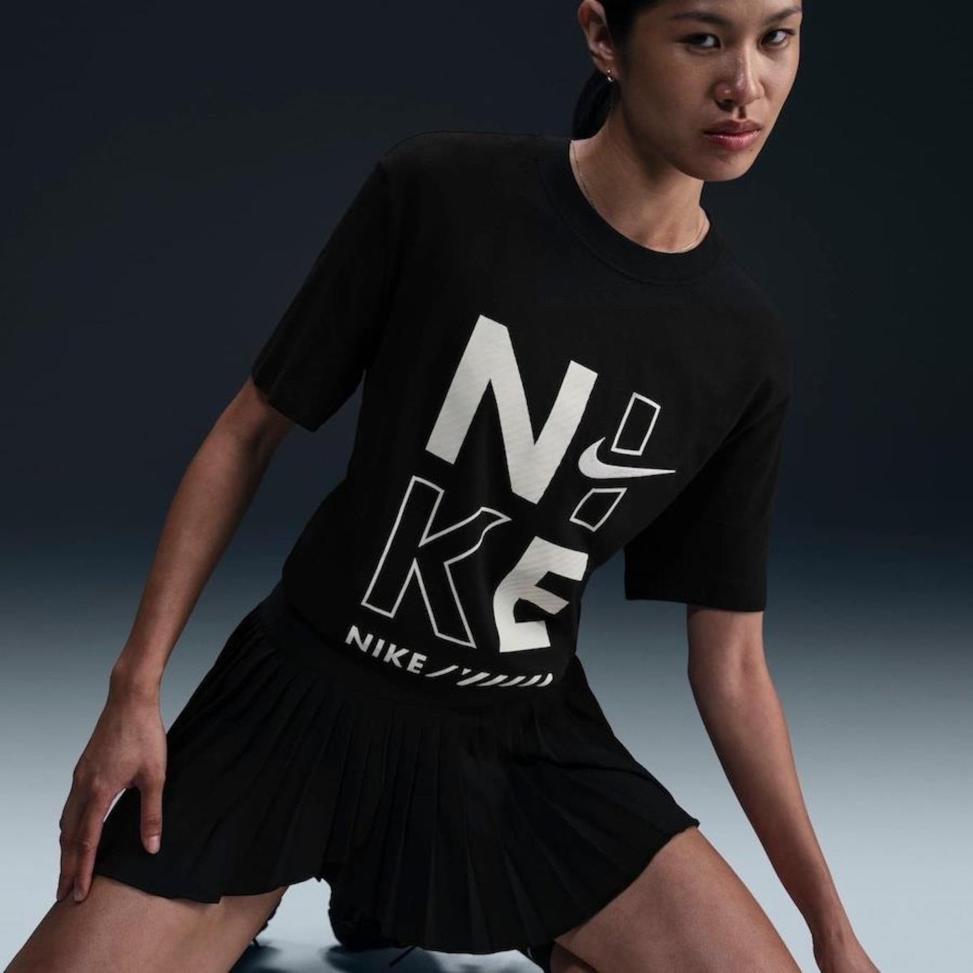 Camiseta Nike Sportswerar - Feminina - Foto 3