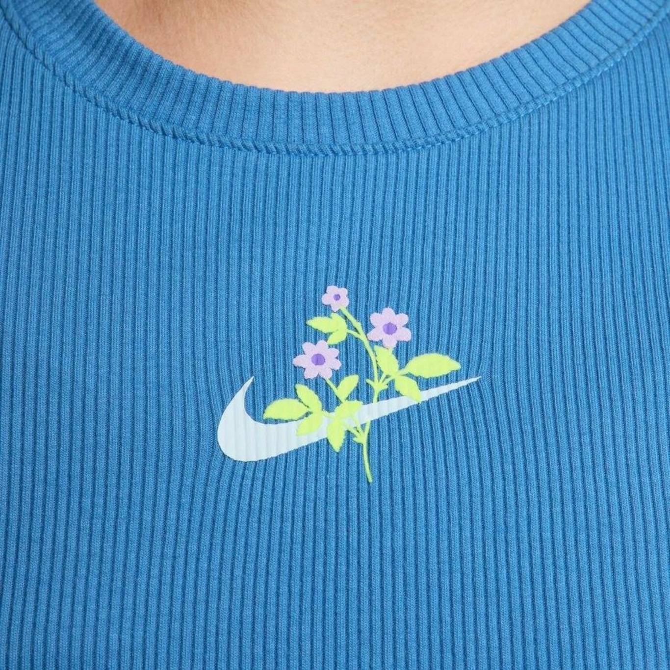 Camiseta Regata Nike Sportswear Cropped Essentials - Feminina - Foto 4