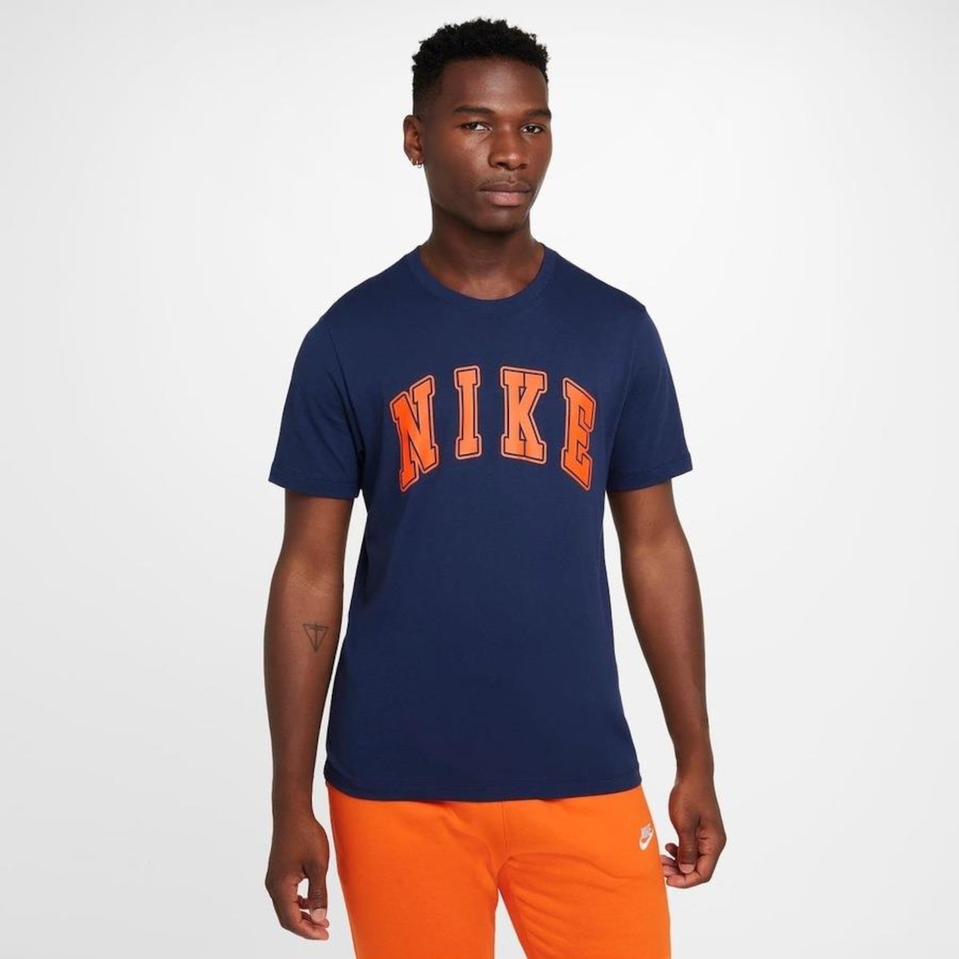 Camiseta Nike Sportswear Club - Masculina - Foto 1