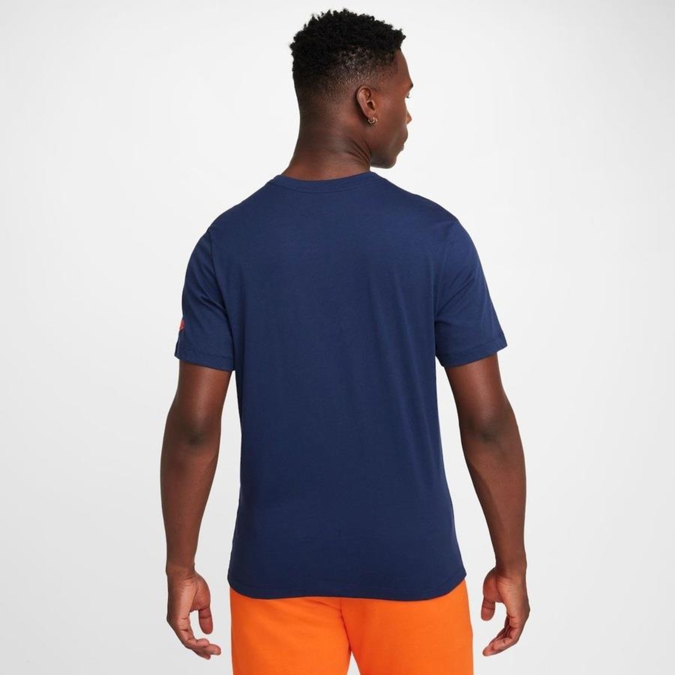 Camiseta Nike Sportswear Club - Masculina - Foto 2