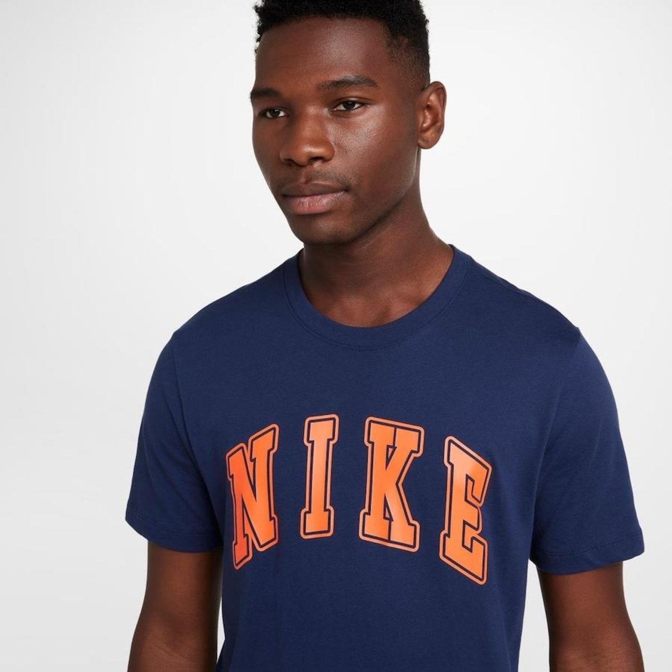 Camiseta Nike Sportswear Club - Masculina - Foto 3