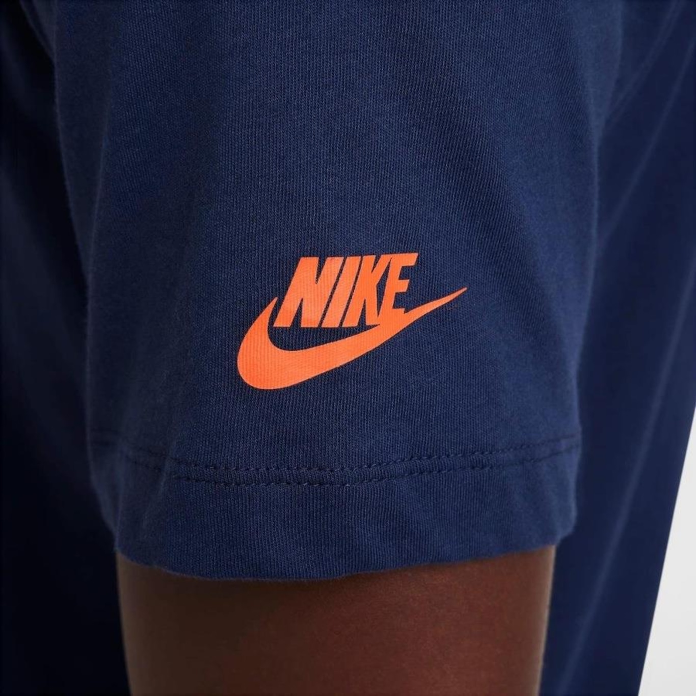 Camiseta Nike Sportswear Club - Masculina - Foto 4