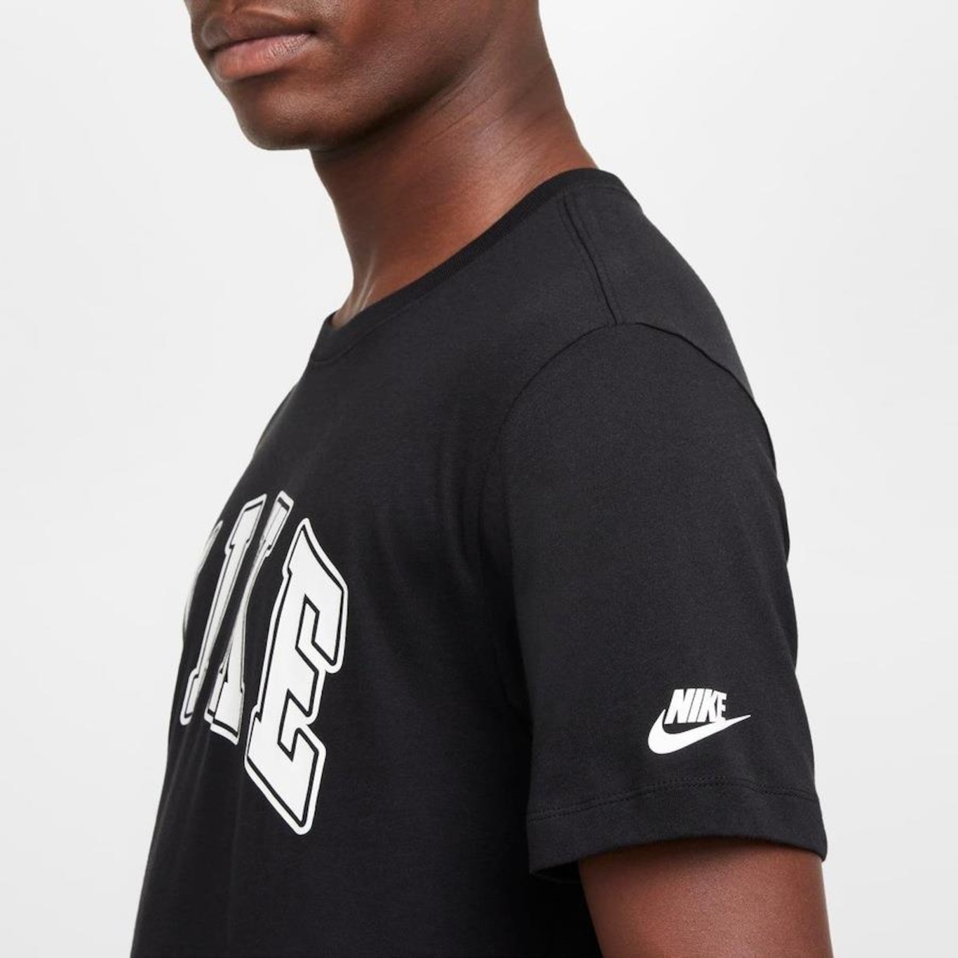 Camiseta Nike Sportswear Club - Masculina - Foto 4