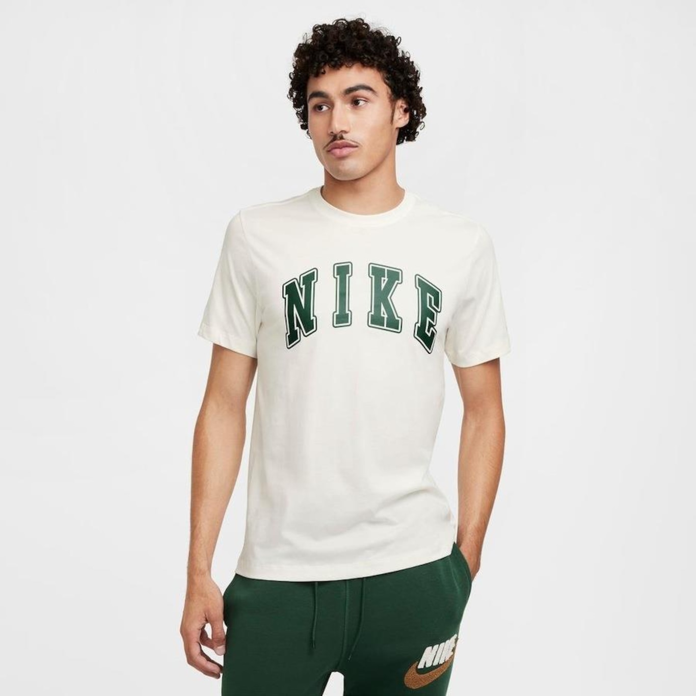 Camiseta Nike Sportswear Club - Masculina - Foto 1