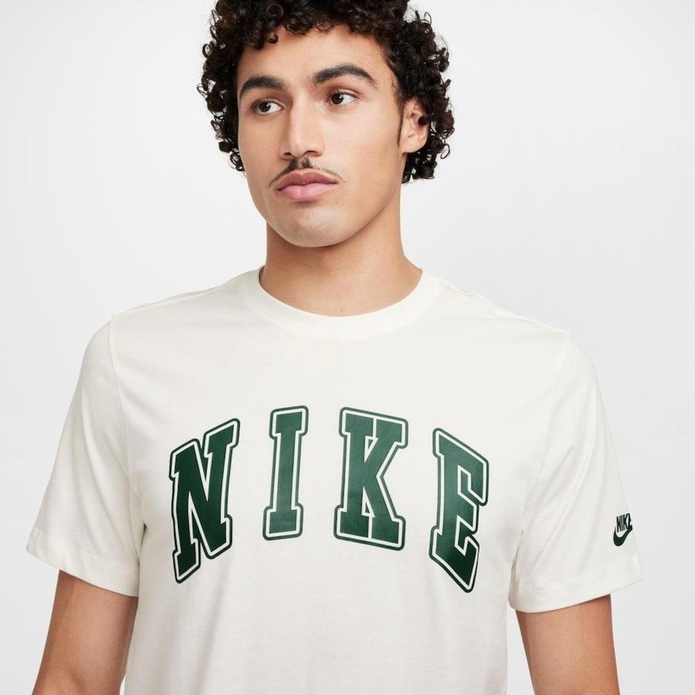 Camiseta Nike Sportswear Club - Masculina - Foto 3