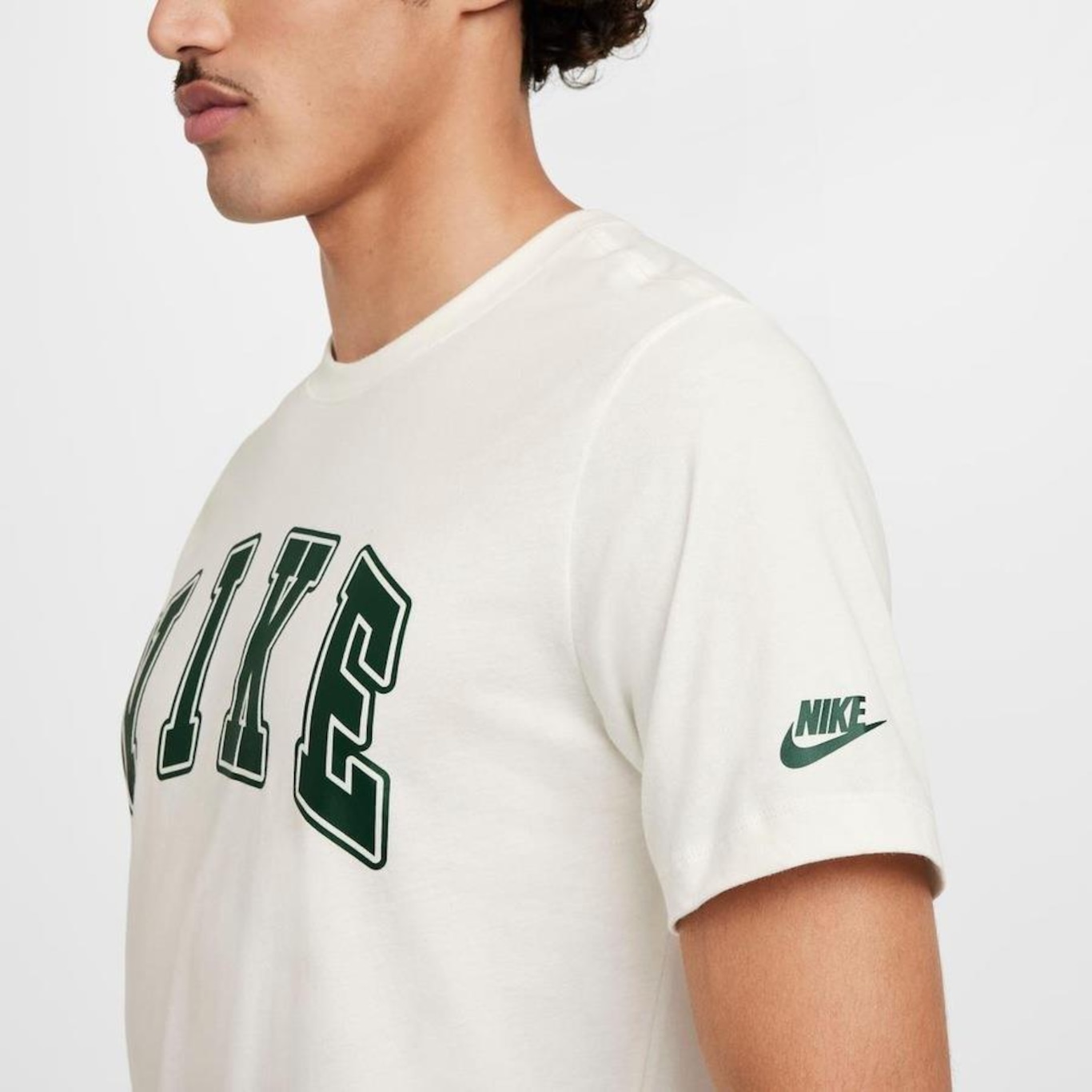 Camiseta Nike Sportswear Club - Masculina - Foto 4