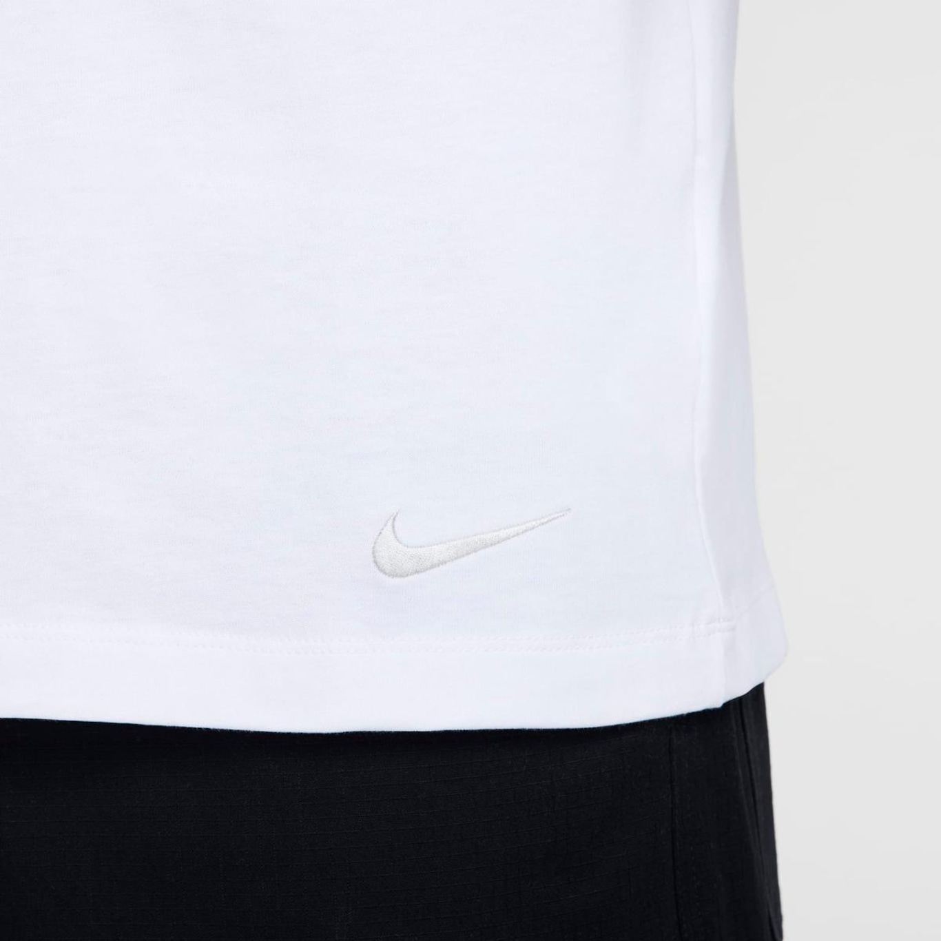 Camiseta Nike Sportswear - Masculina - Foto 4