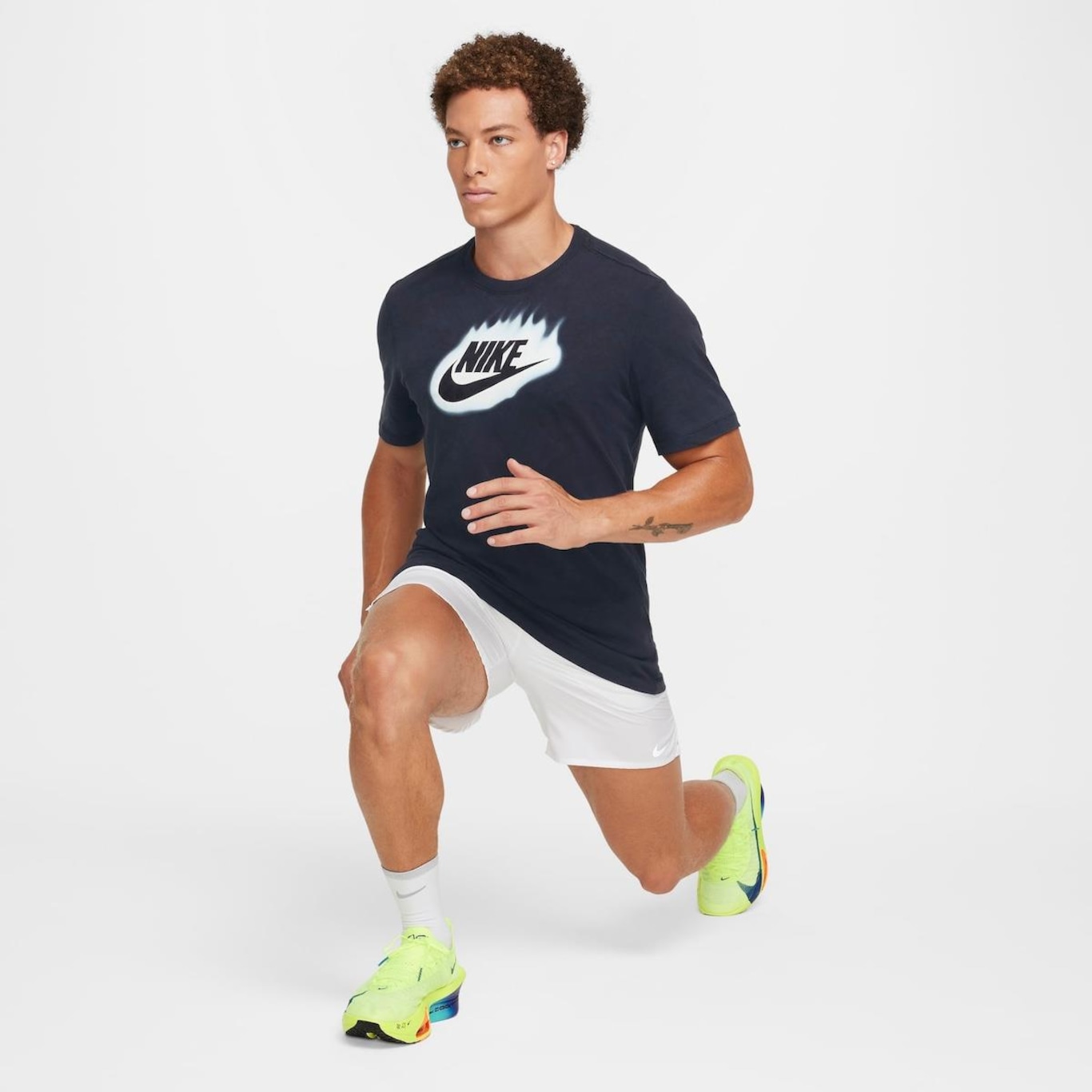 Camiseta Nike Sportswear Dna - Masculina - Foto 6