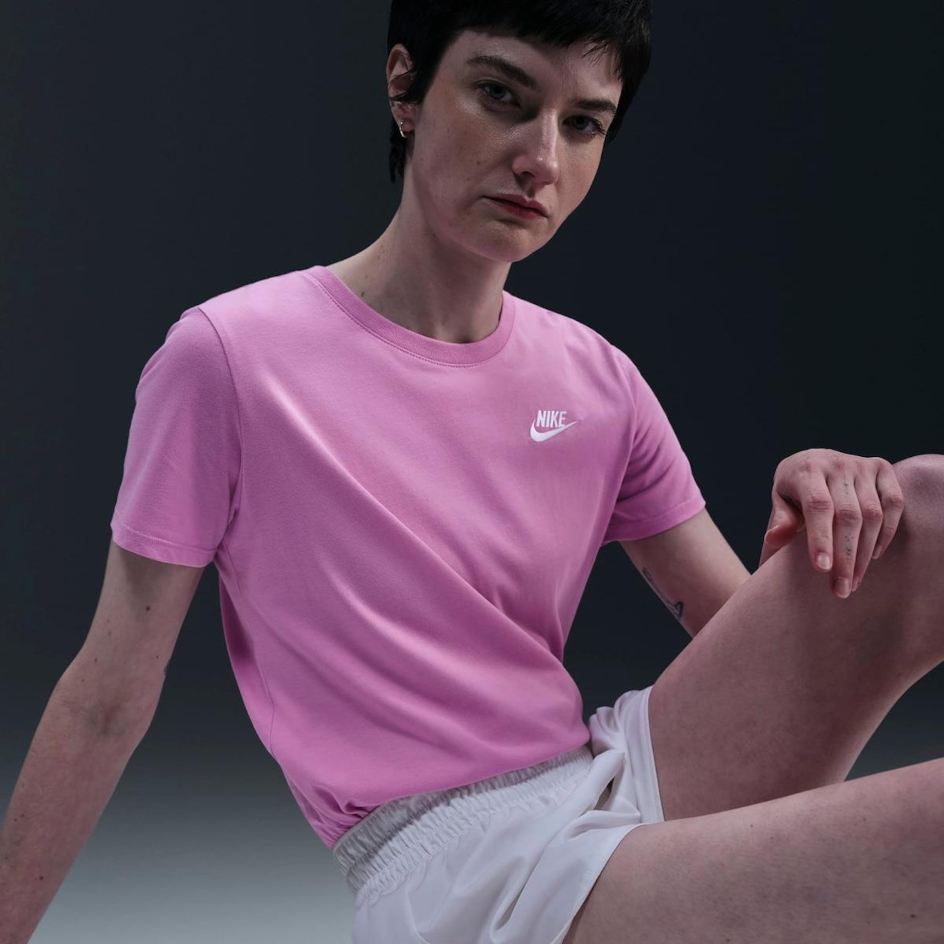 Camiseta Nike Sportswear Club Essentials - Feminina - Foto 3