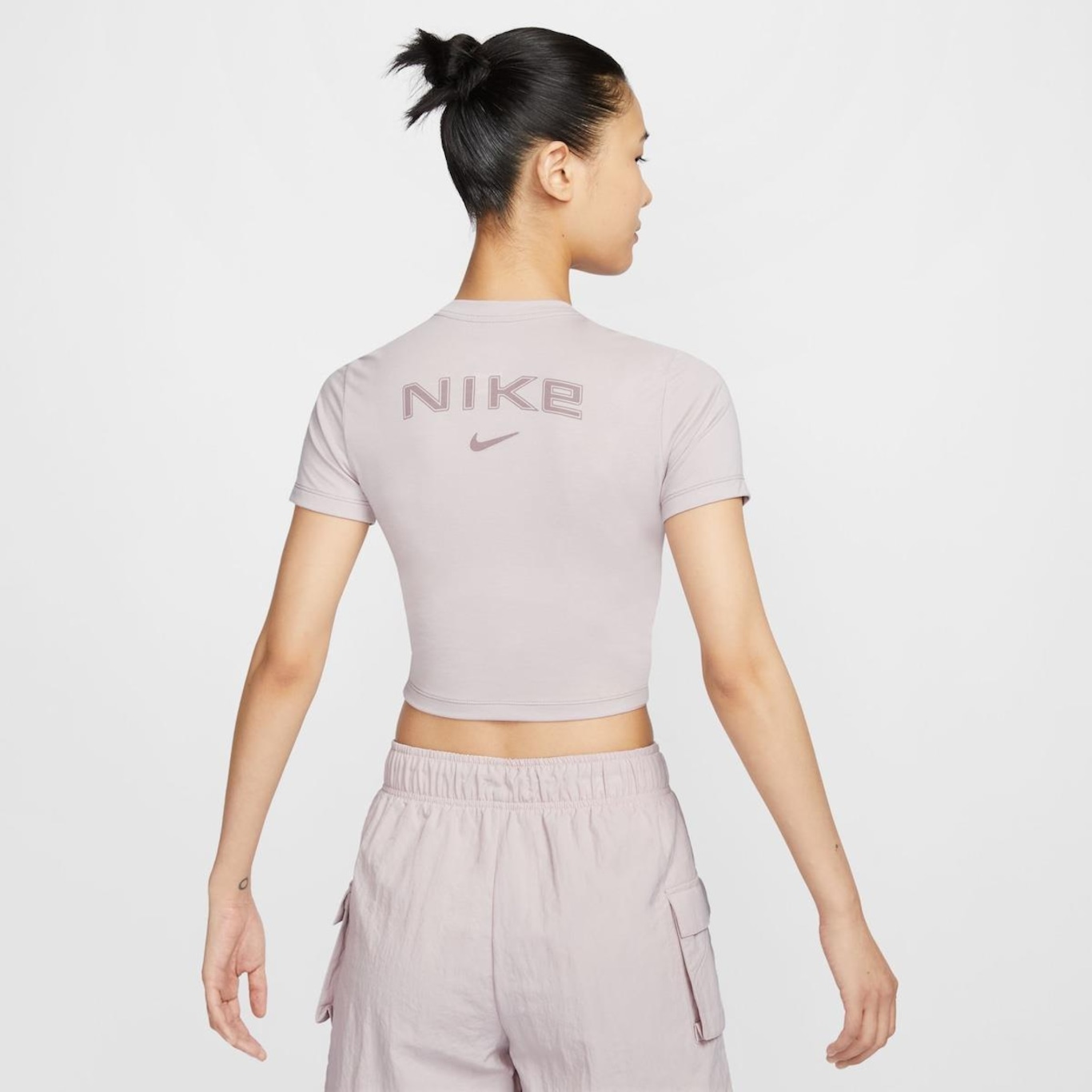 Camiseta Nike Sportswear Cropped Slim - Feminina - Foto 6