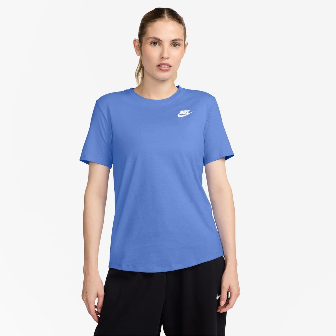 Camiseta Nike Sportswear Club Essentials - Feminina - Foto 1