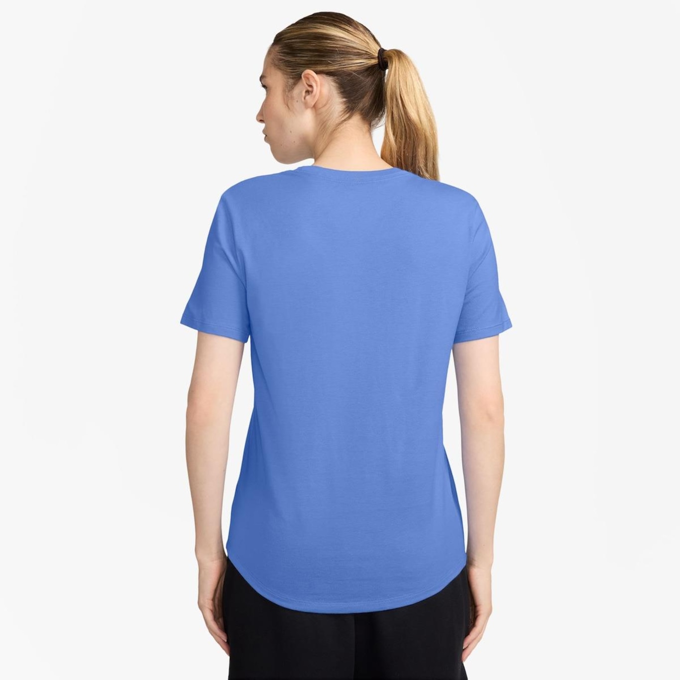 Camiseta Nike Sportswear Club Essentials - Feminina - Foto 2