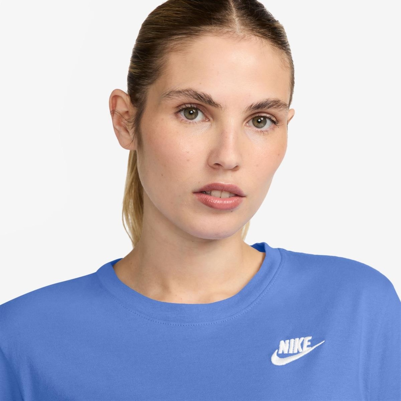 Camiseta Nike Sportswear Club Essentials - Feminina - Foto 3