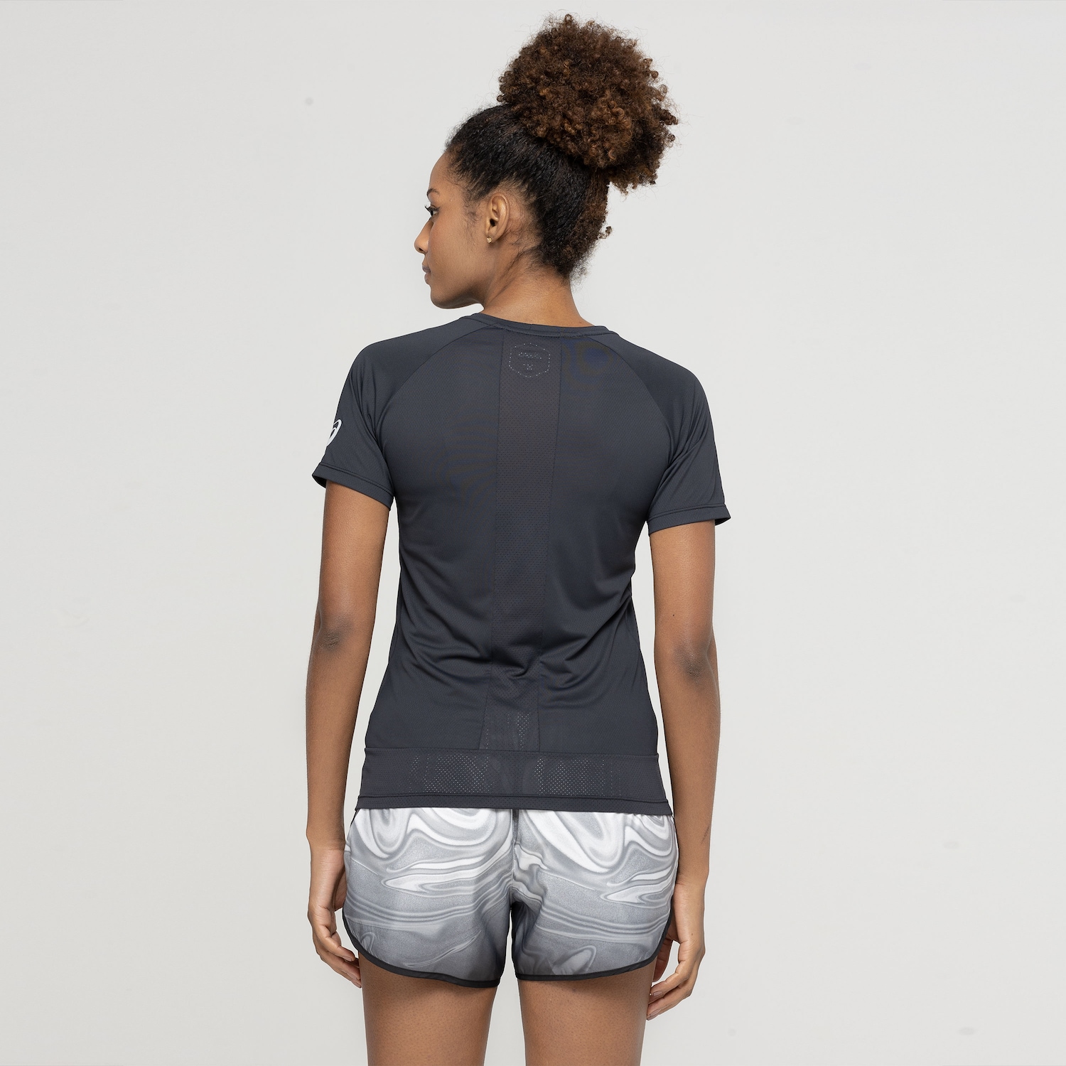 Camiseta Feminina ASICS Manga Curta Recorte Respirável - Foto 3