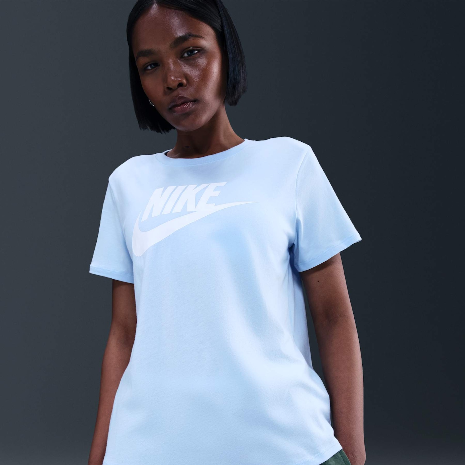Camiseta Feminina Nike Manga Curta Sportswear Essential Icon - Foto 1