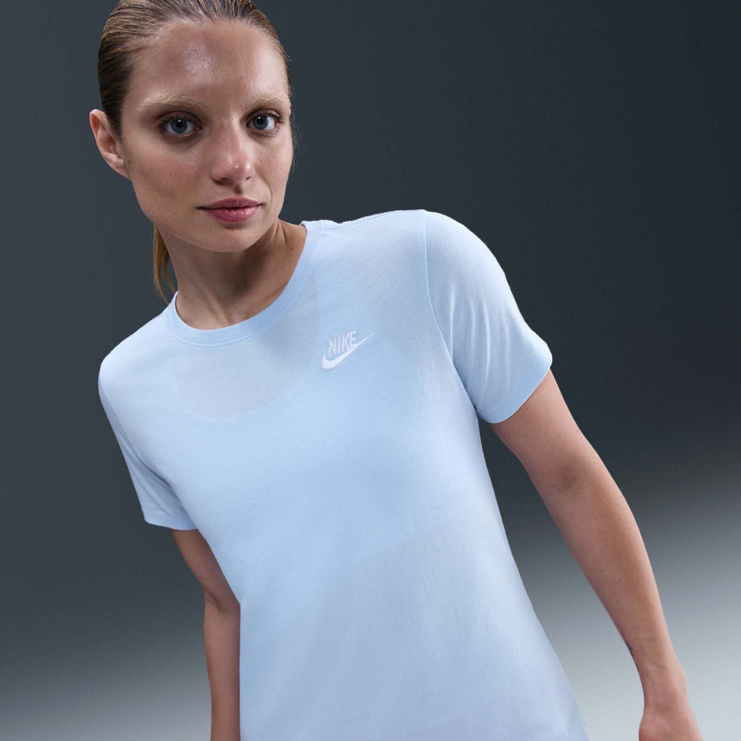 Camiseta Feminina Nike Manga Curta Sportswear Club - Foto 2