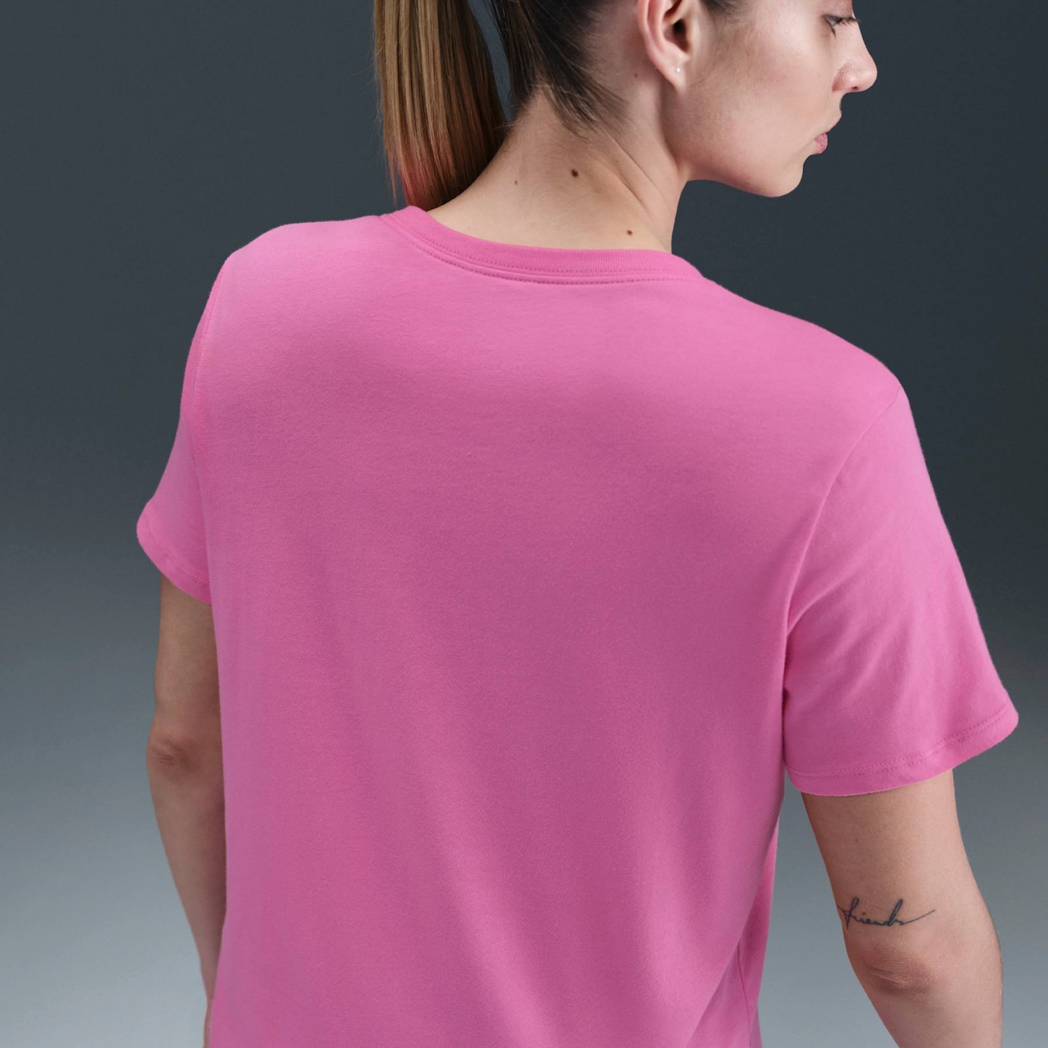 Camiseta Feminina Nike Manga Curta Sportswear Club - Foto 4