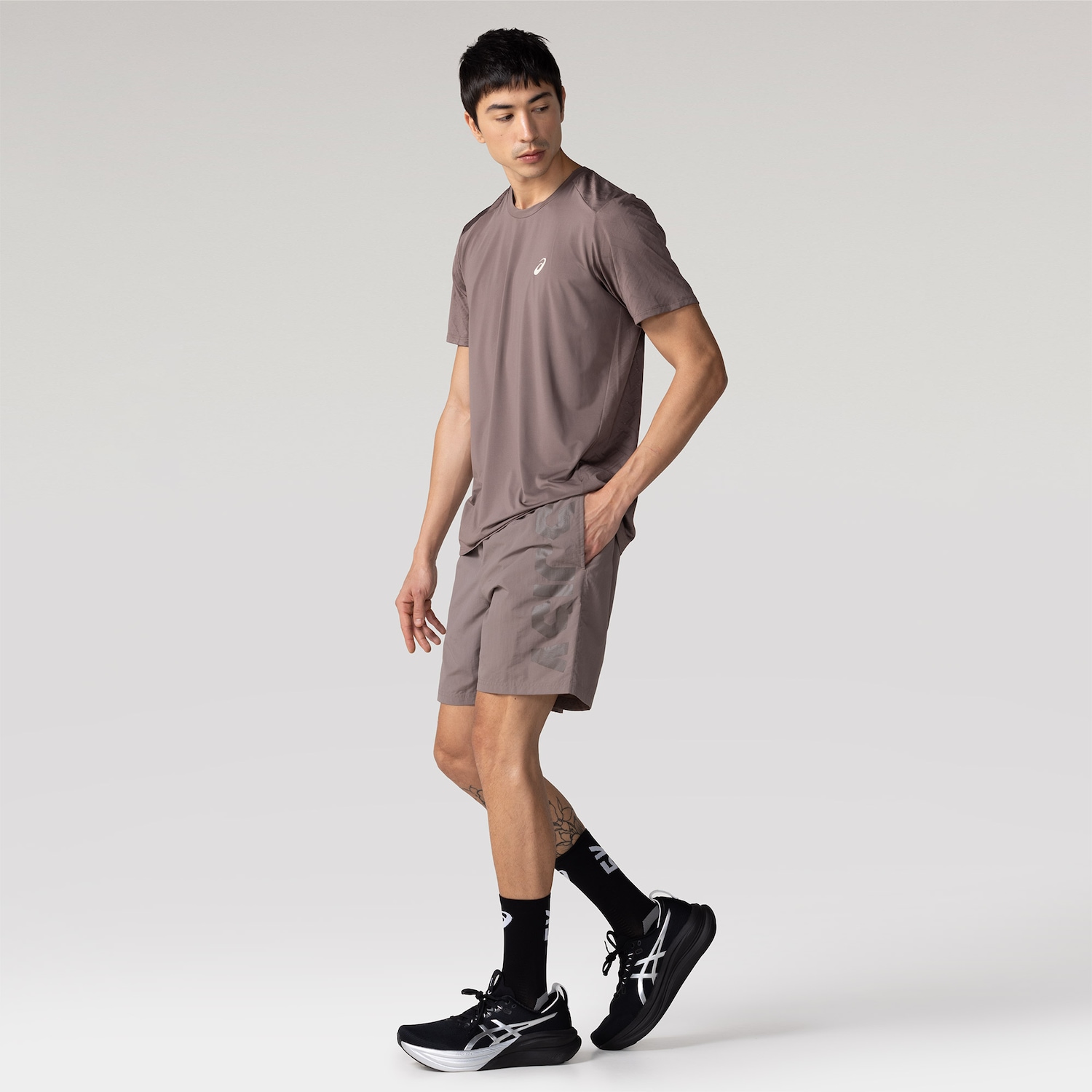 Bermuda Masculina ASICS Logo Estourado - Foto 4