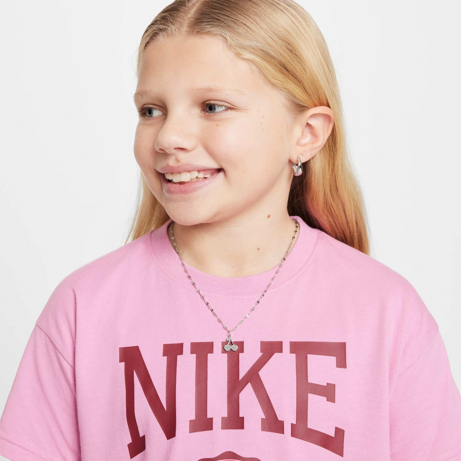 Camiseta Nike Sportswear Graphic Juvenil - Foto 3