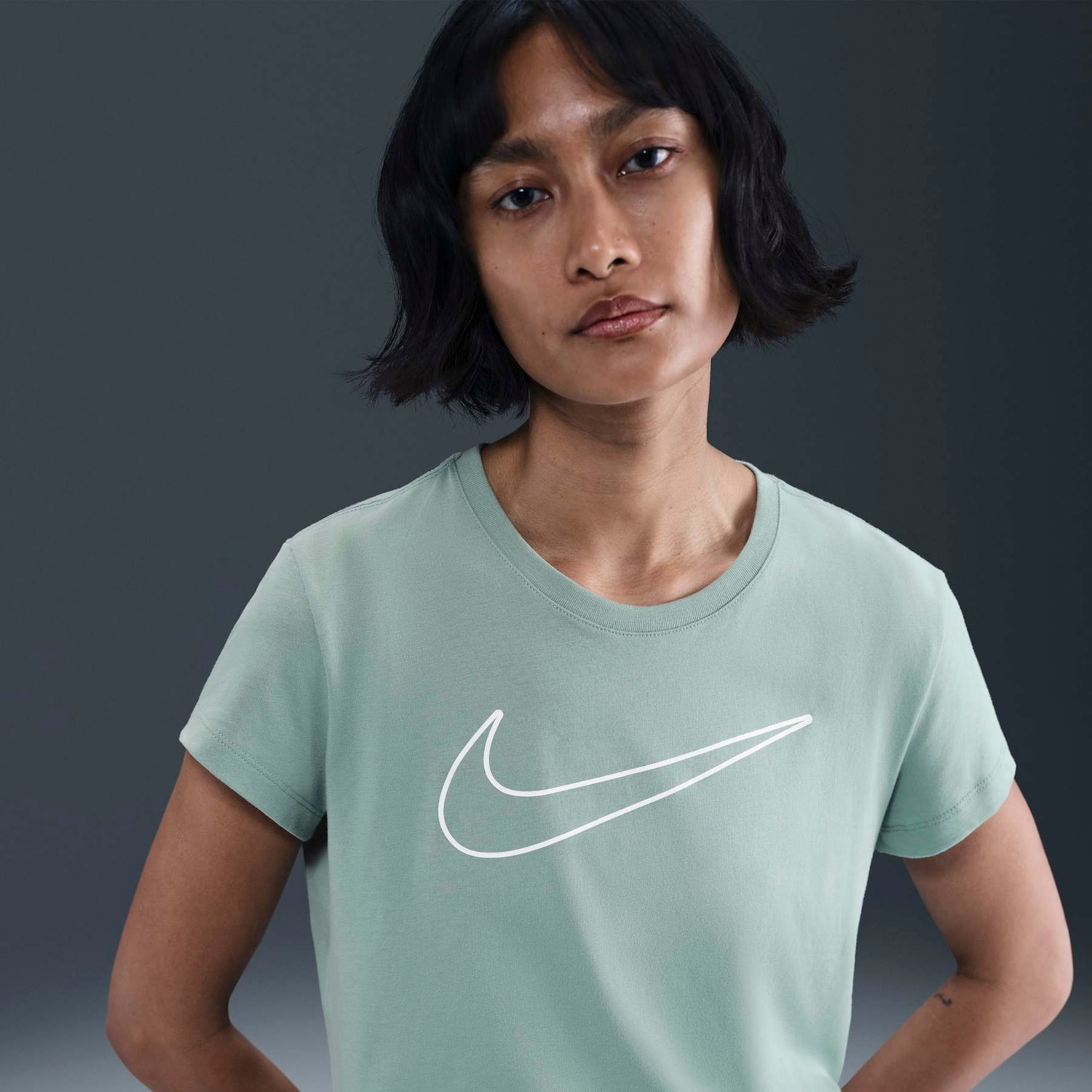 Camiseta Nike Sportswear Club Feminina - Foto 4