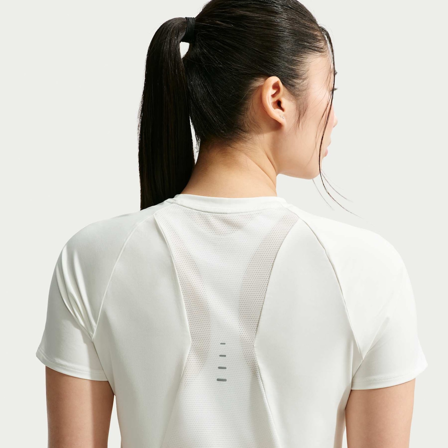 Camiseta Nike Swift DF Feminina Manga Curta Corrida - Foto 3