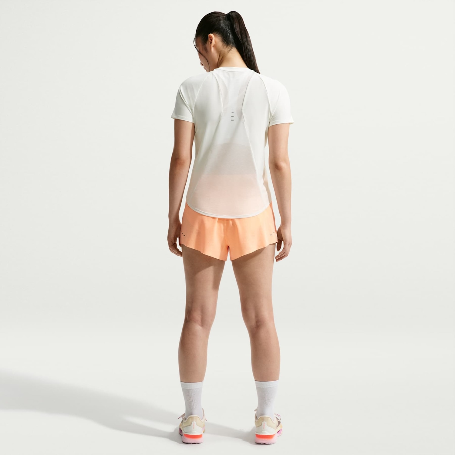 Camiseta Nike Swift DF Feminina Manga Curta Corrida - Foto 2