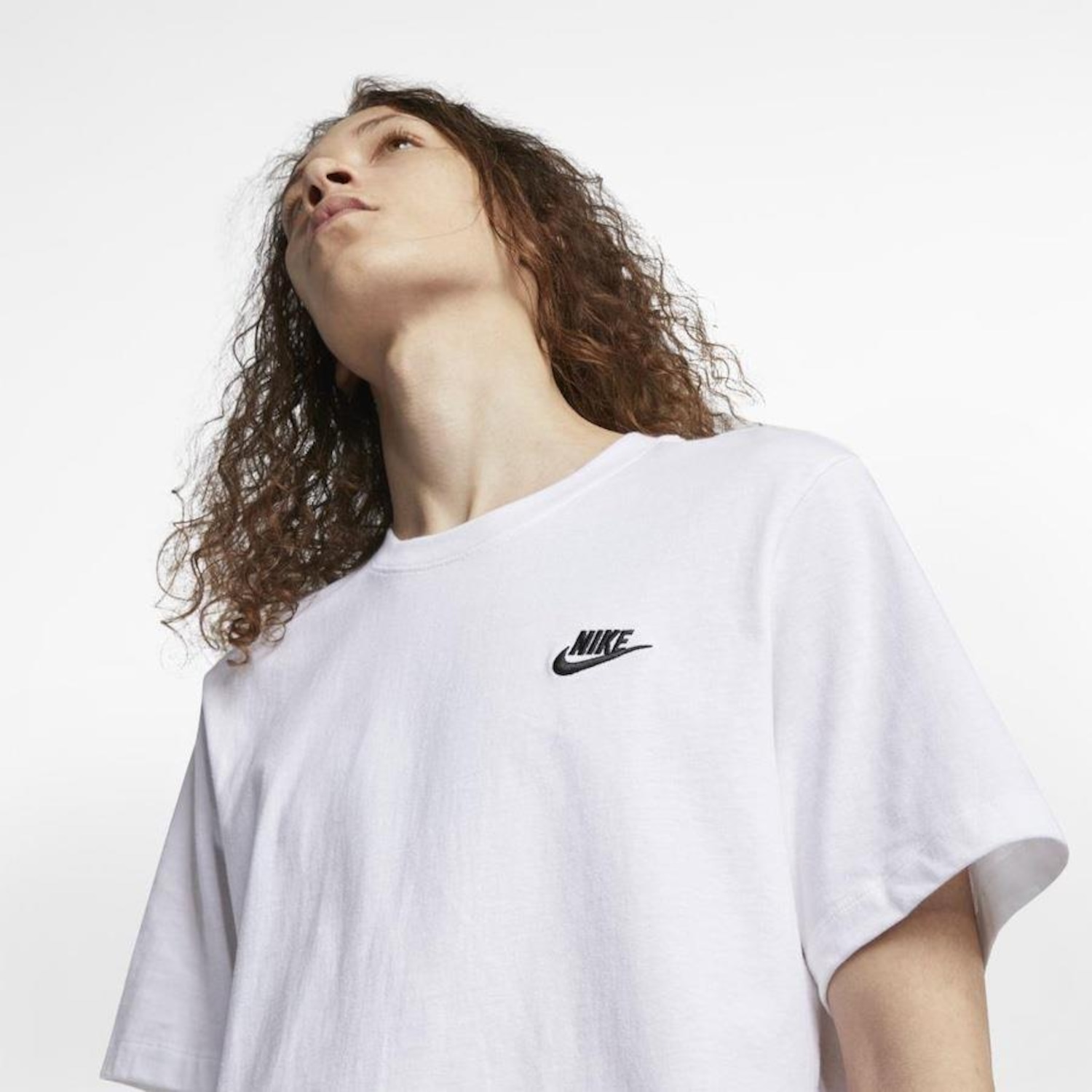 Camiseta Nike Sportswear Club - Masculina - Foto 2