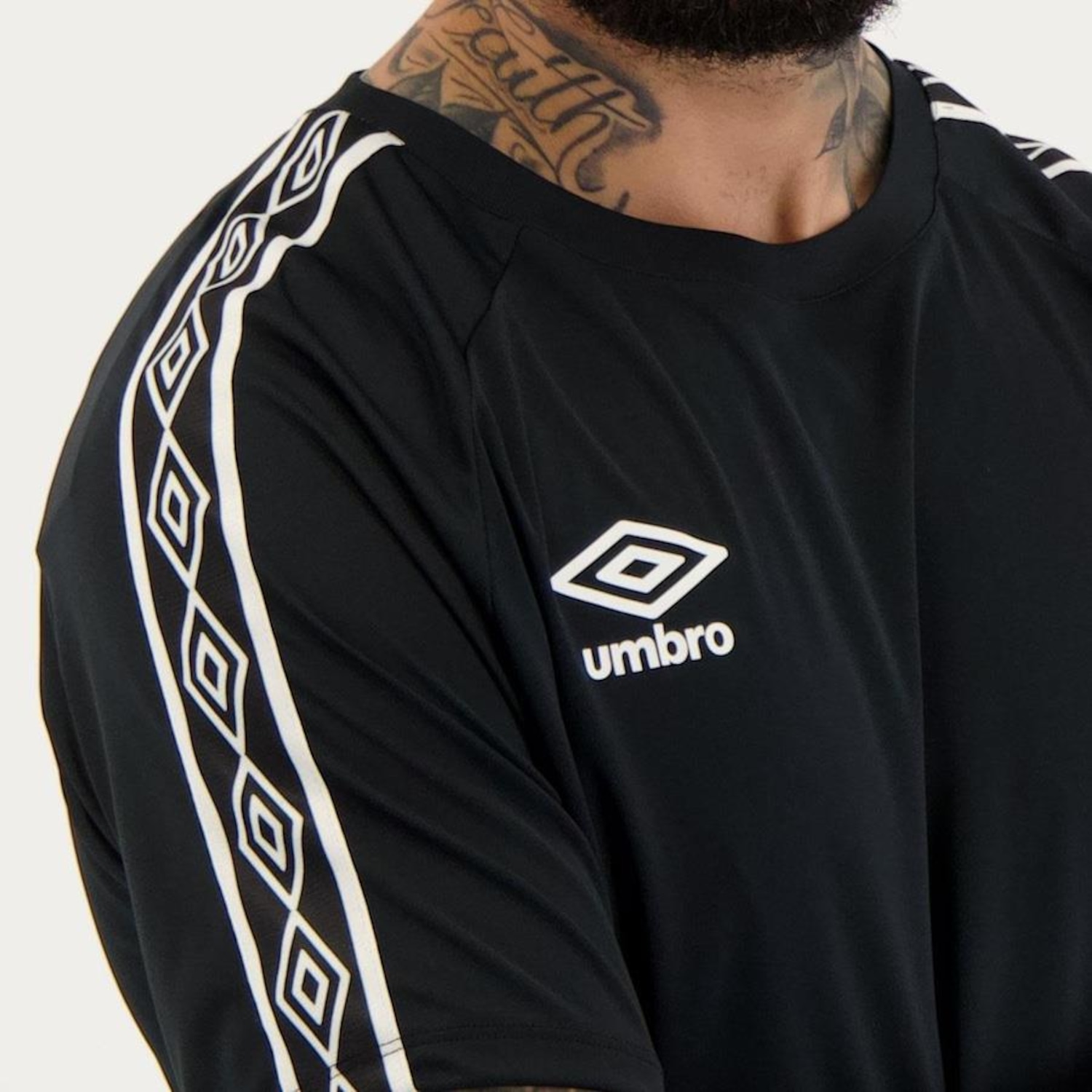 Camiseta Umbro Traditional Tape - Masculina - Foto 4