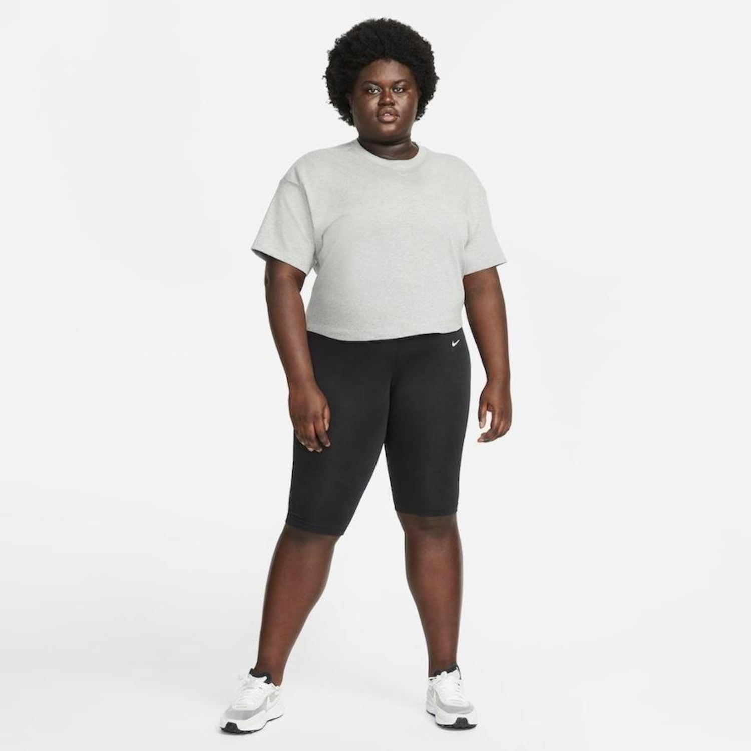 Camiseta Nike Sportswear Essential Plus Size - Feminina - Foto 4