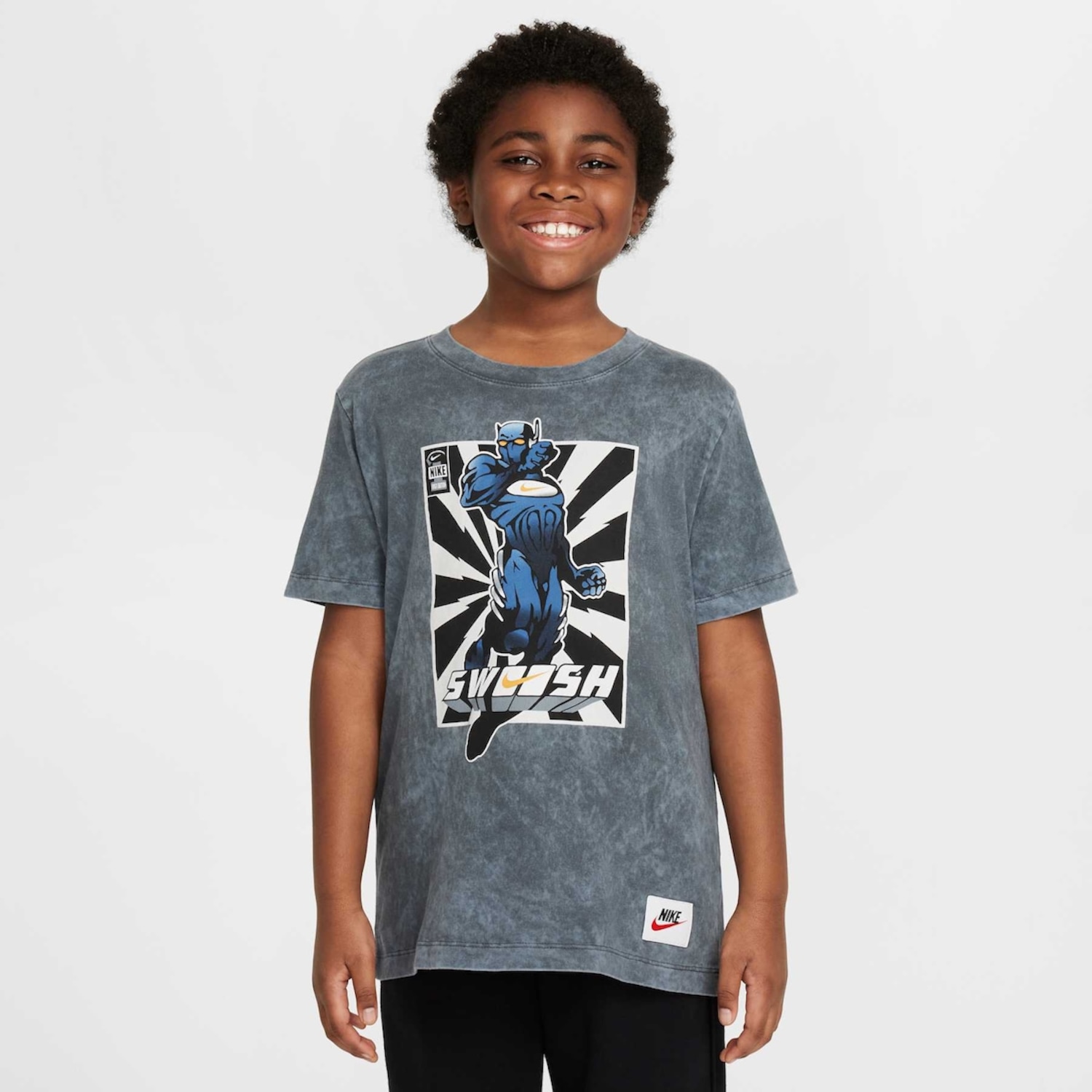 Camiseta Nike Sportswear IYKYK Hero - Infantil - Foto 1