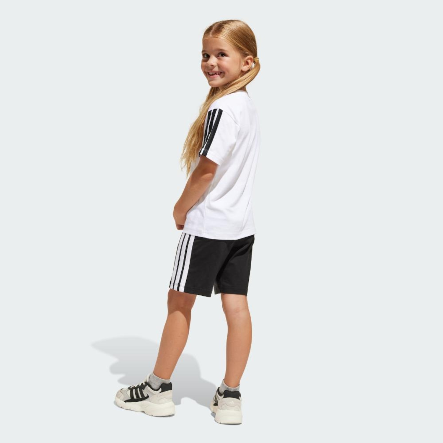 Conjunto Camiseta + Shorts Infantil adidas Essentials - Foto 4