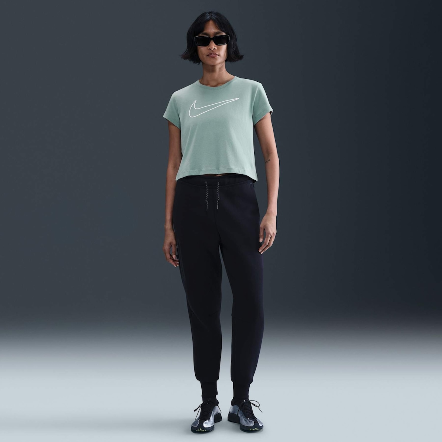 Camiseta Nike Sportswear Club Feminina - Foto 4