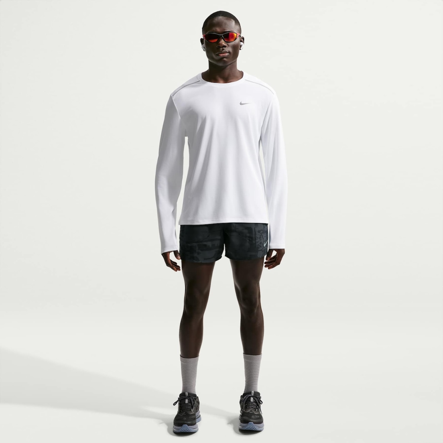 Camiseta Dri-FIT Nike Manga Longa UV Miler Masculina - Foto 4