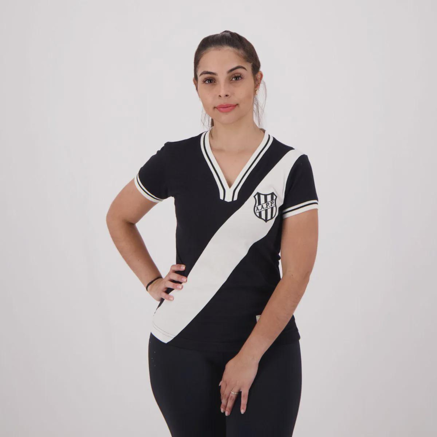 Camisa Ponte Preta Retrô II 1977 FutFanatics Feminina - Foto 1