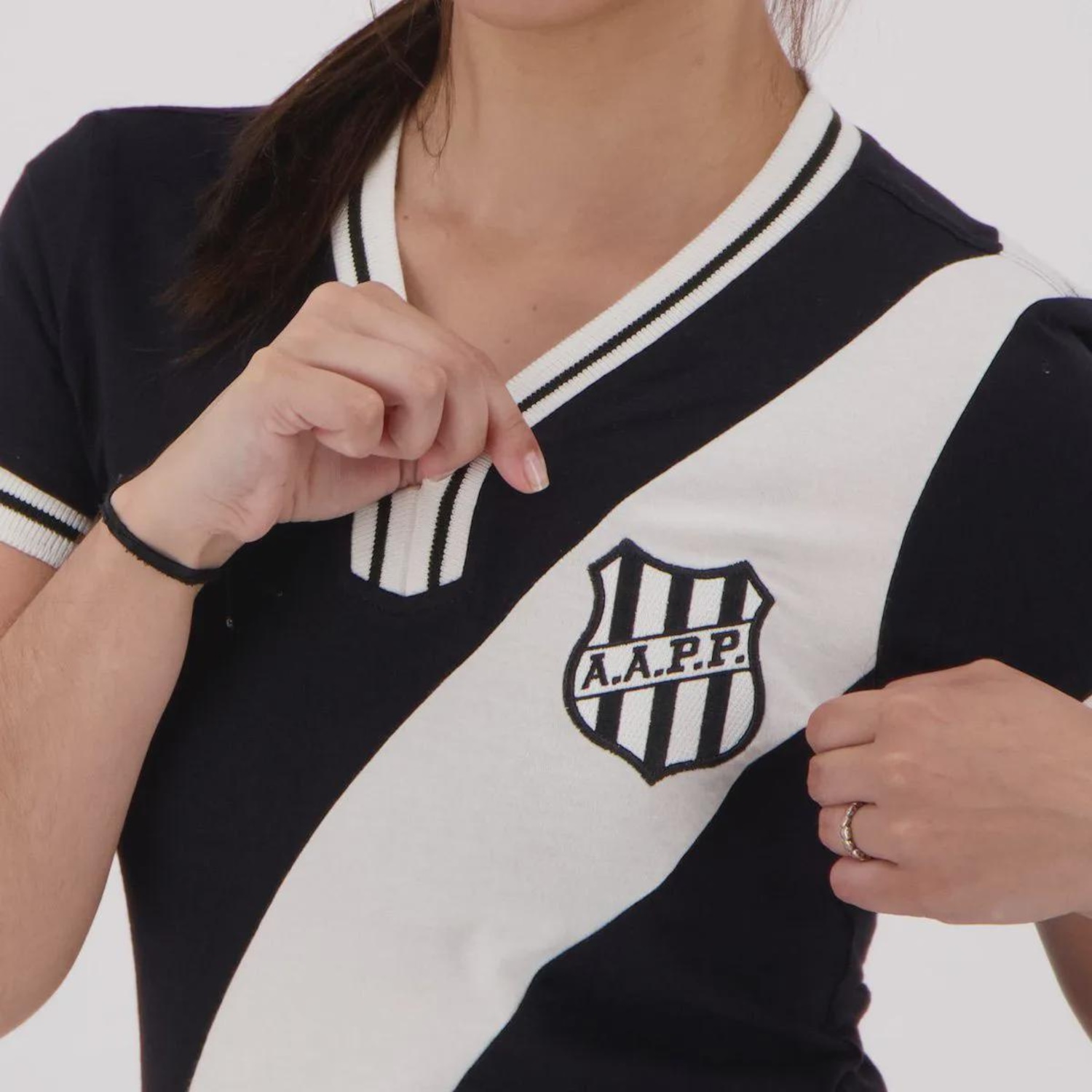 Camisa Ponte Preta Retrô II 1977 FutFanatics Feminina - Foto 4