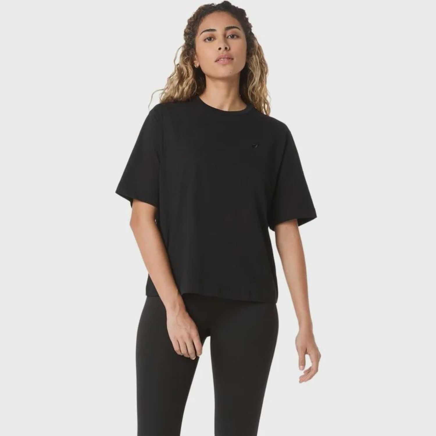 Camiseta ASICS Relaxed Logo Bordado Feminino - Foto 1