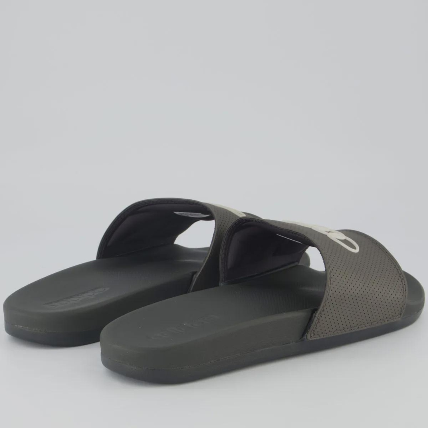 Chinelo adidas Adilette Audi Revolut F1 Masculino - Foto 4