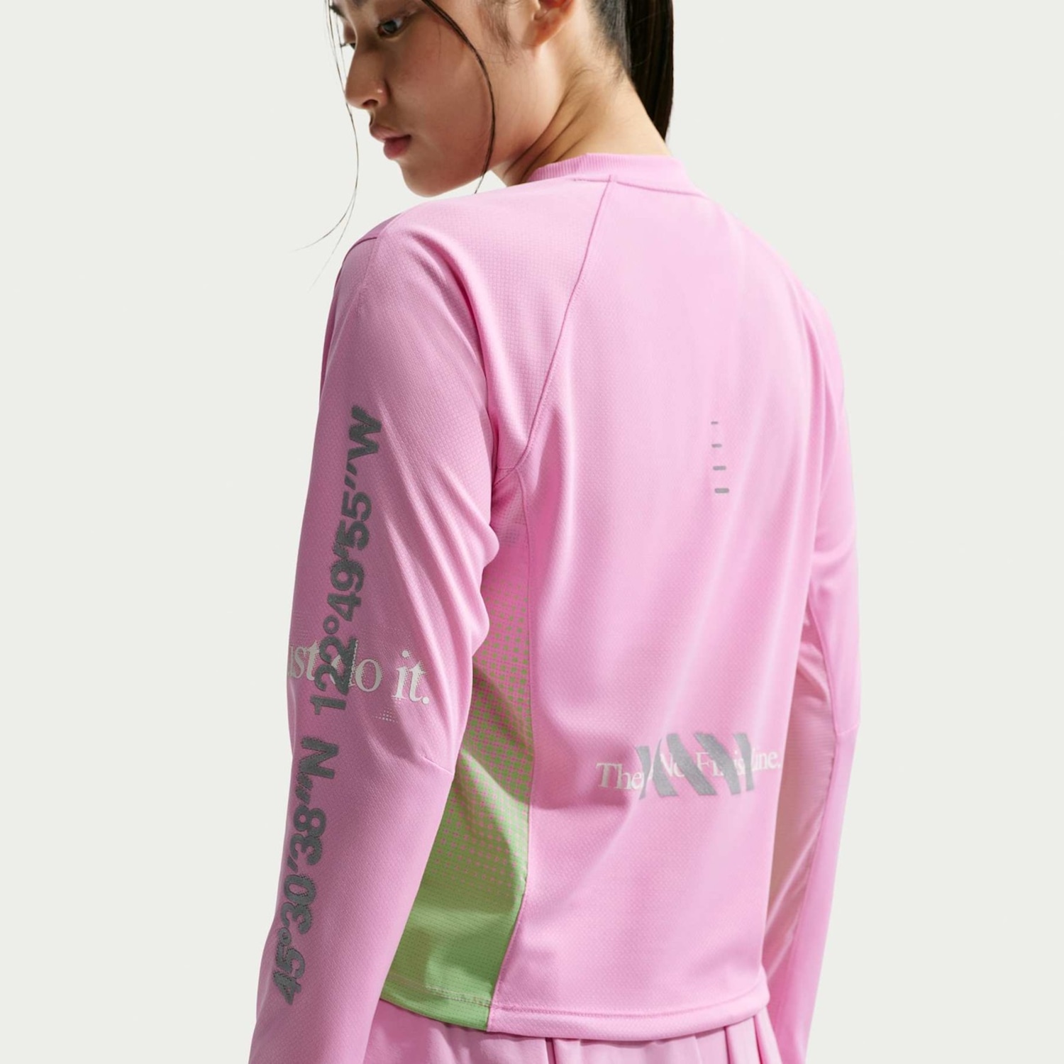 Camiseta Nike Manga Longa Swift Jersey Feminina - Foto 2