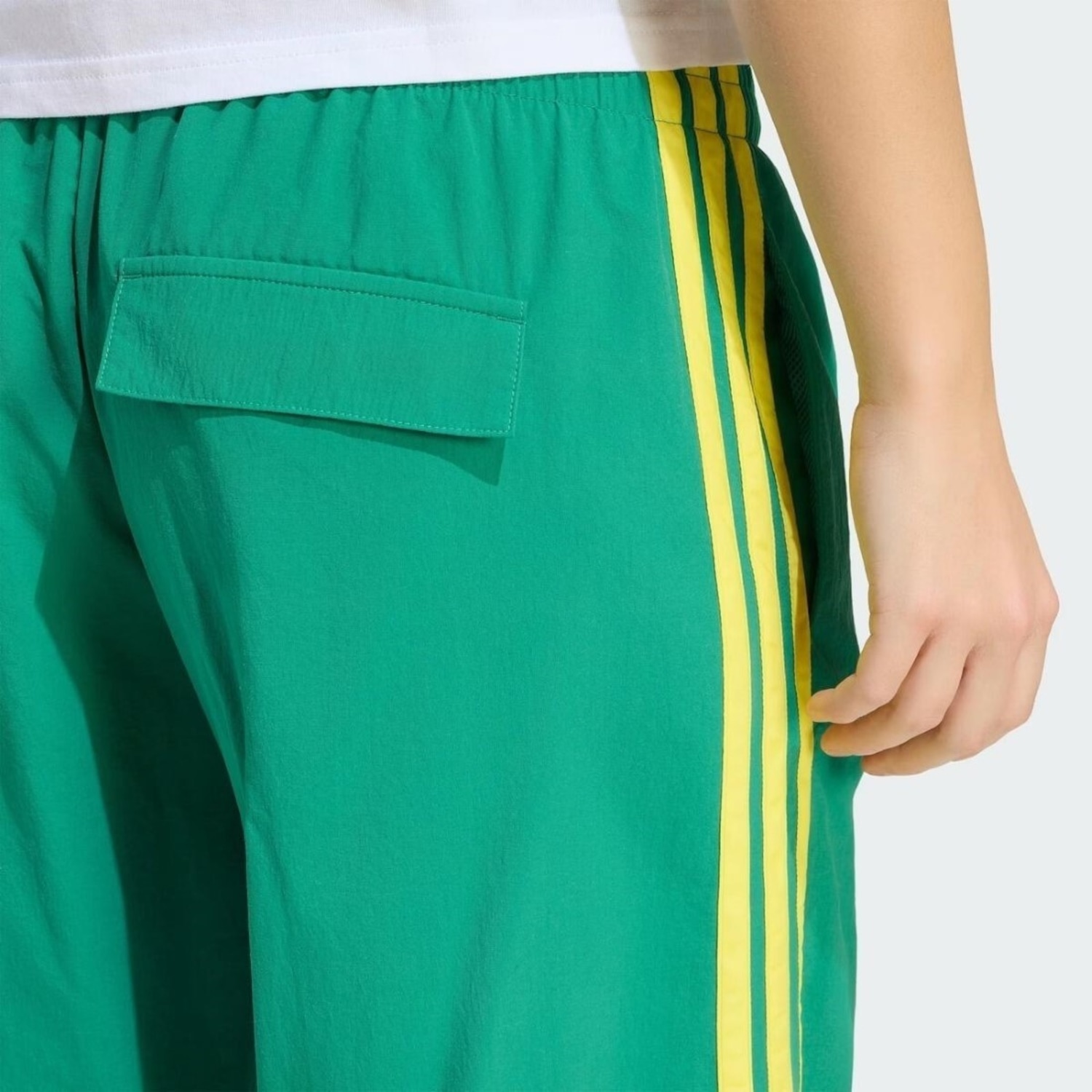 Calça adidas Paraquedas Malha Três Listras - Feminina - Foto 4