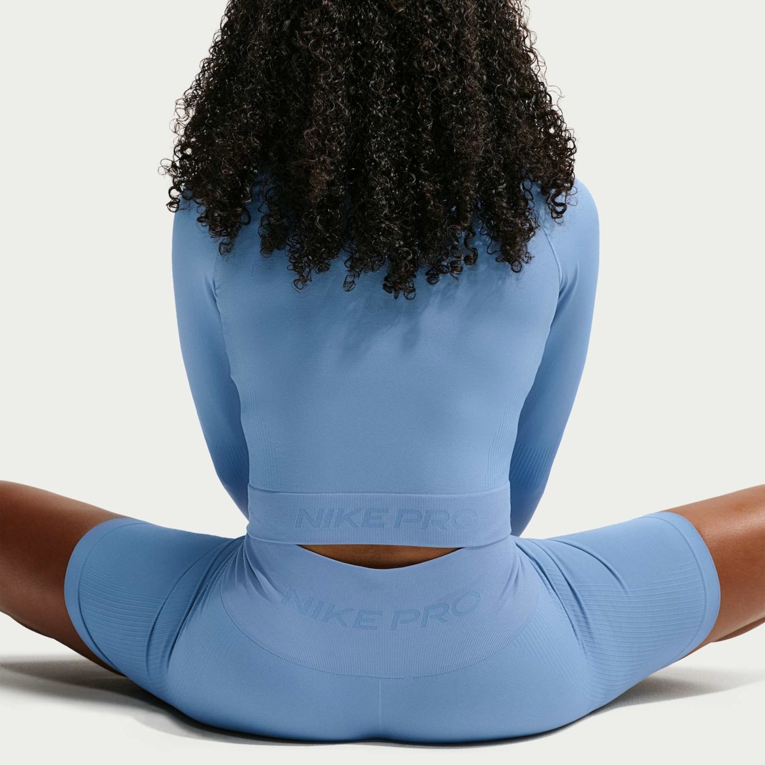 Jaqueta Dri-FIT Nike Pro Slim Feminina - Foto 3