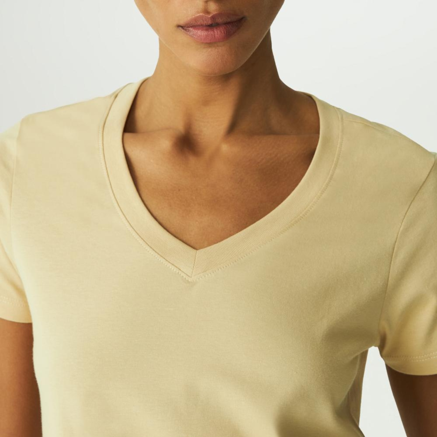 Camiseta Fila Regular V Basic Classic Feminina - Foto 3