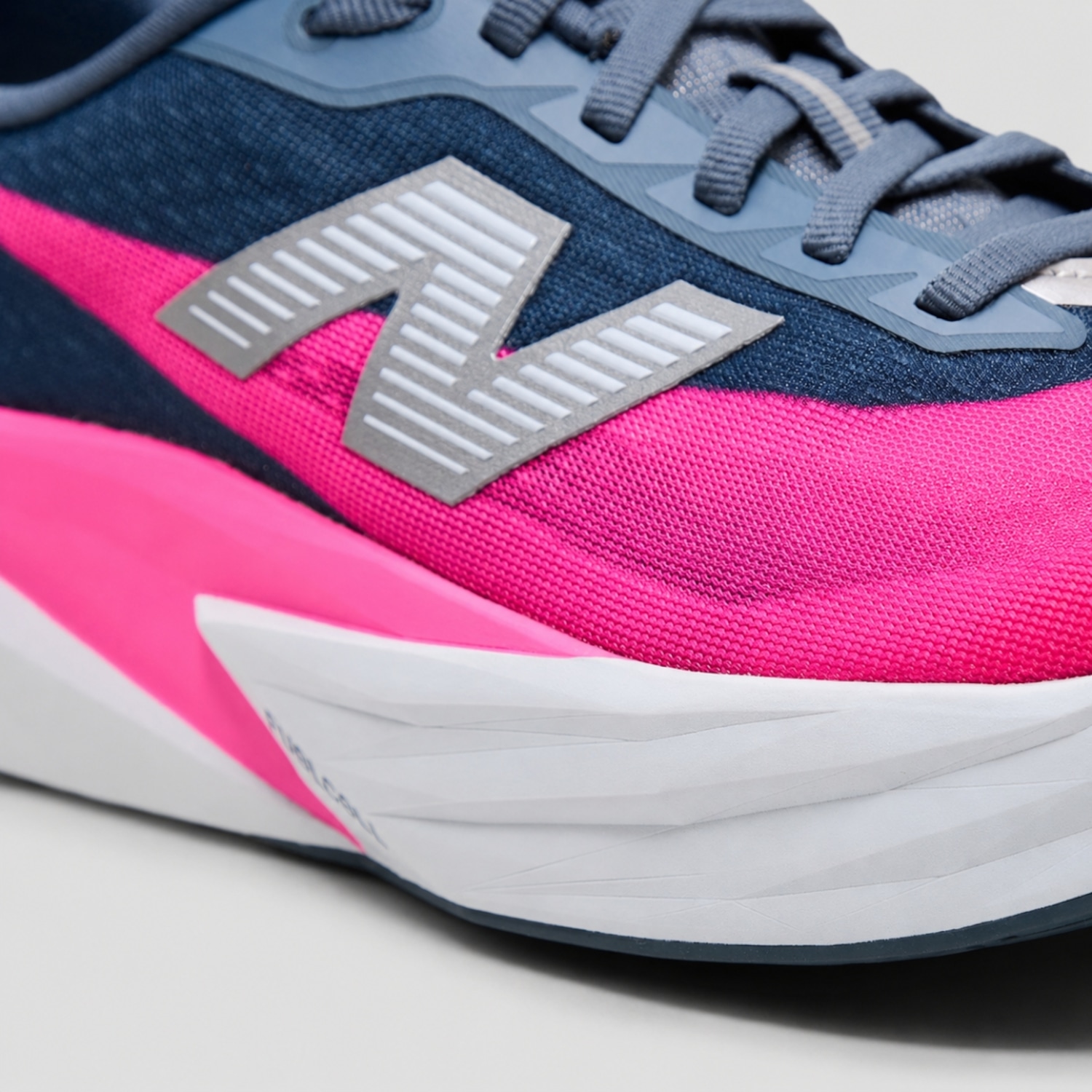 Tênis Feminino New Balance Fuelcell Rebel V5 - Foto 4