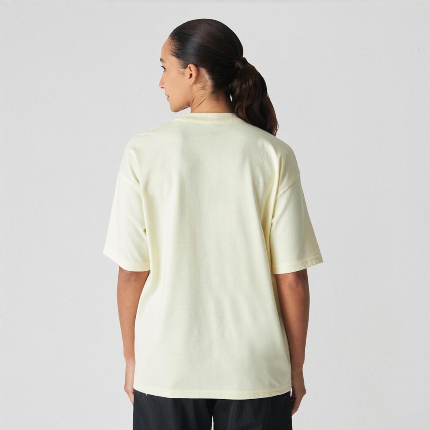 Camiseta Oversized Small Logo New Balance Feminina - Foto 4